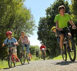 Famille en balade à vélo